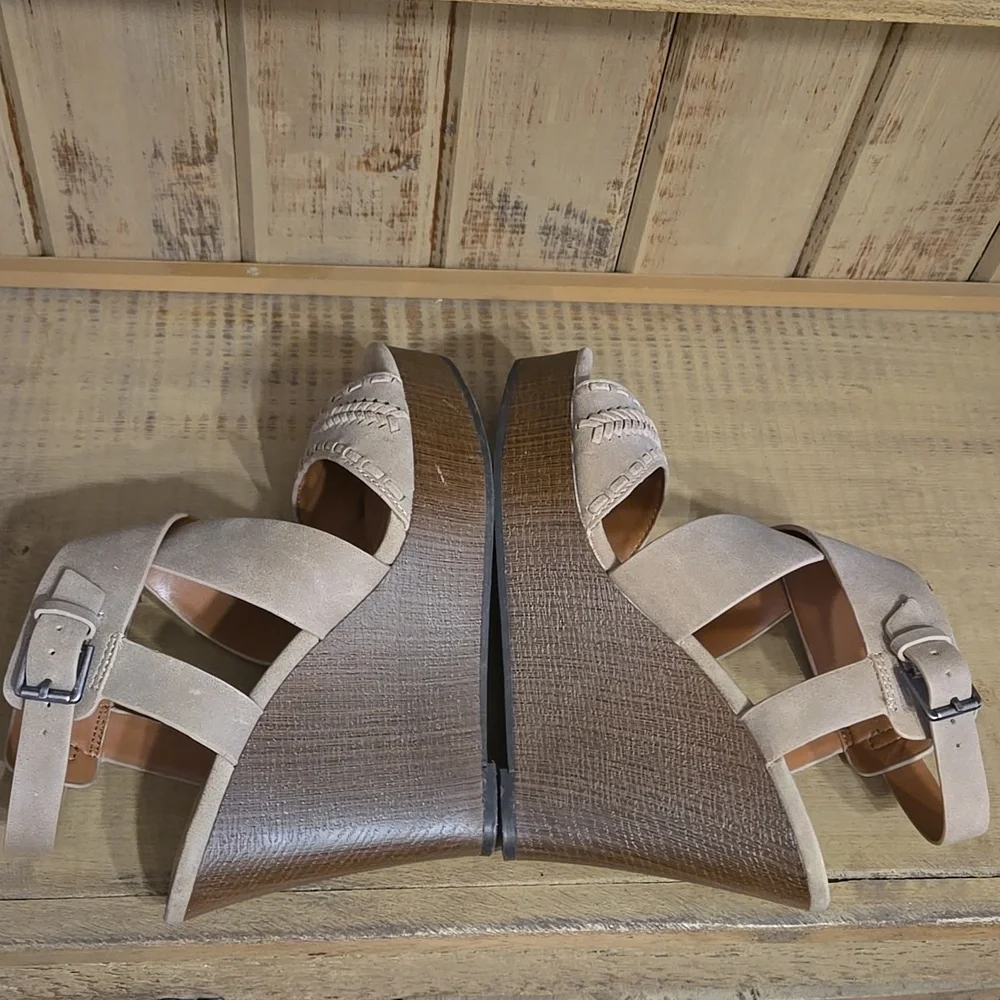 Indigo Rd Tan Wedge Sandals Size 6.5